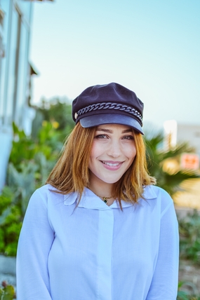 白色衬衫戴帽美女图片